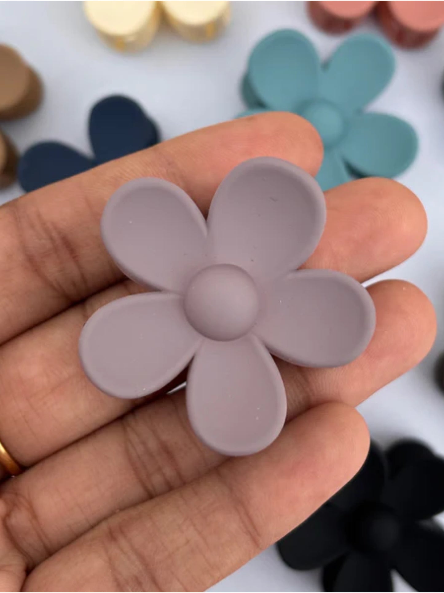 1 Pc Multicolor Abs Plastic Matte Flower Hair Claw For Women & Girls