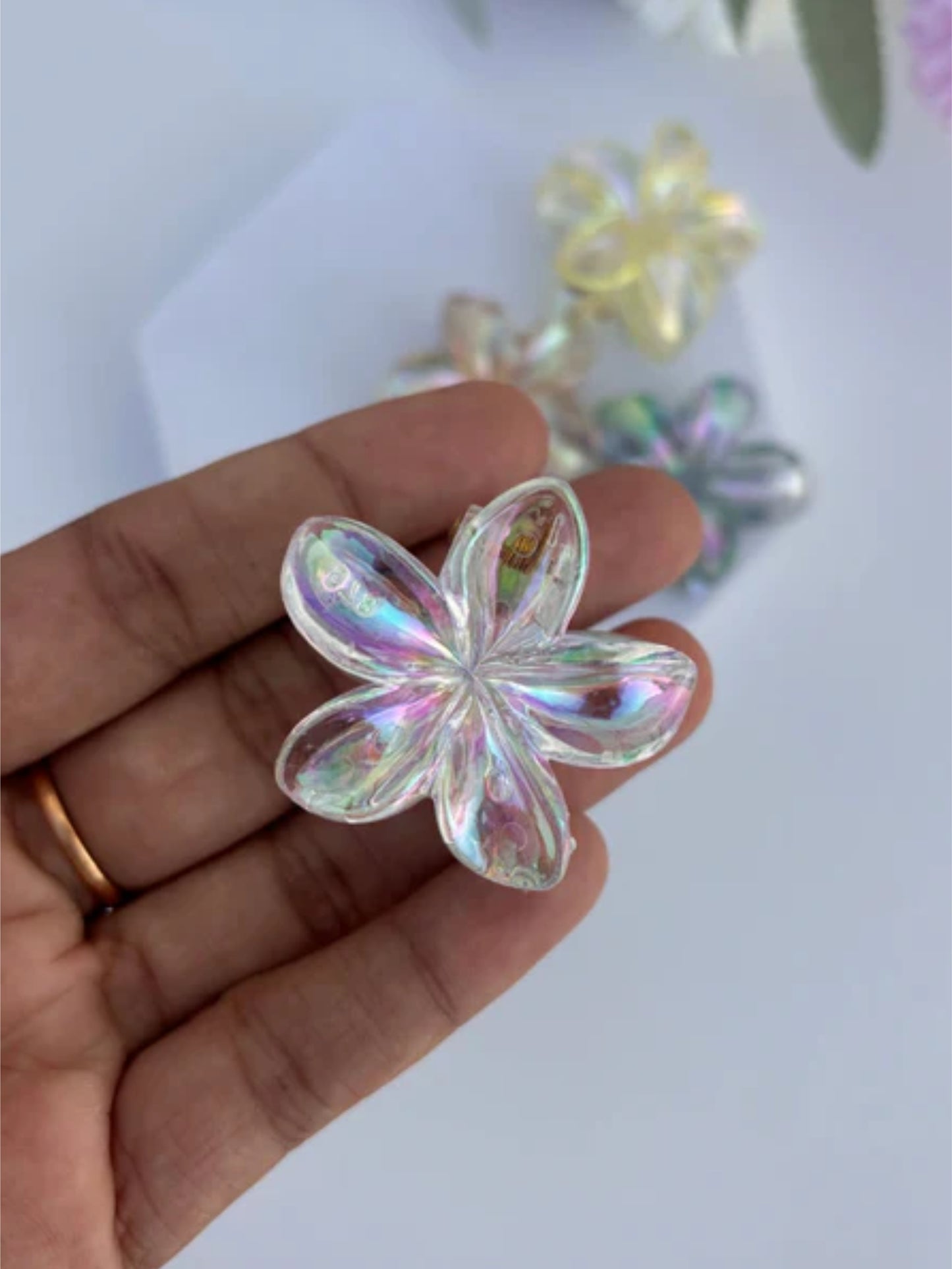 1 Pc Multicolor Abs Plastic Ranbow Shades Lilly Hair Claw For Women & Girls